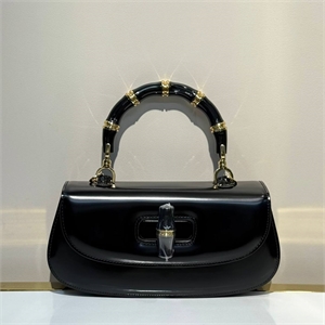 {{productViewItem.photos[photoViewList.activeNavIndex].Alt || productViewItem.photos[photoViewList.activeNavIndex].Description || 'Сумка GUCCI'}}