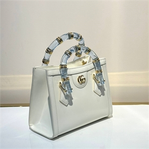 {{productViewItem.photos[photoViewList.activeNavIndex].Alt || productViewItem.photos[photoViewList.activeNavIndex].Description || 'Сумка GUCCI'}}