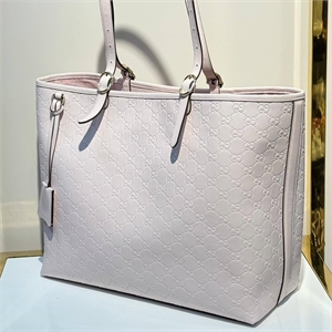 {{productViewItem.photos[photoViewList.activeNavIndex].Alt || productViewItem.photos[photoViewList.activeNavIndex].Description || 'Сумка GUCCI'}}