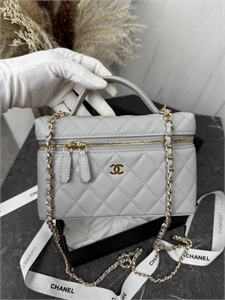 {{productViewItem.photos[photoViewList.activeNavIndex].Alt || productViewItem.photos[photoViewList.activeNavIndex].Description || 'Сумка CHANEL'}}