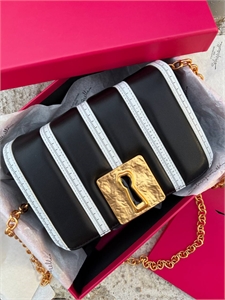 {{productViewItem.photos[photoViewList.activeNavIndex].Alt || productViewItem.photos[photoViewList.activeNavIndex].Description || 'Сумка Schiaparelli'}}