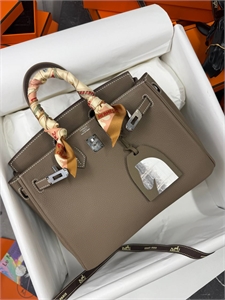 {{productViewItem.photos[photoViewList.activeNavIndex].Alt || productViewItem.photos[photoViewList.activeNavIndex].Description || 'Сумка HERMES'}}