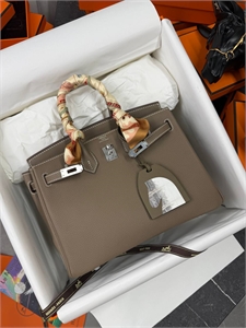 {{productViewItem.photos[photoViewList.activeNavIndex].Alt || productViewItem.photos[photoViewList.activeNavIndex].Description || 'Брелок HERMES'}}