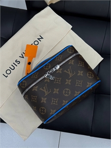 {{productViewItem.photos[photoViewList.activeNavIndex].Alt || productViewItem.photos[photoViewList.activeNavIndex].Description || 'Косметичка LOUIS VUITTON'}}