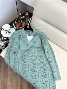 {{productViewItem.photos[photoViewList.activeNavIndex].Alt || productViewItem.photos[photoViewList.activeNavIndex].Description || 'Кофта CHANEL'}}