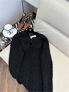 {{productViewItem.photos[photoViewList.activeNavIndex].Alt || productViewItem.photos[photoViewList.activeNavIndex].Description || 'Кофта CHANEL'}}