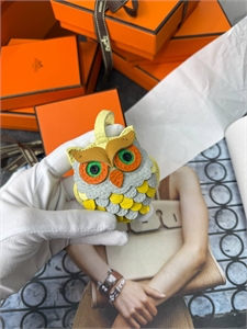 {{productViewItem.photos[photoViewList.activeNavIndex].Alt || productViewItem.photos[photoViewList.activeNavIndex].Description || 'Брелок HERMES'}}