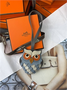 {{productViewItem.photos[photoViewList.activeNavIndex].Alt || productViewItem.photos[photoViewList.activeNavIndex].Description || 'Брелок HERMES'}}