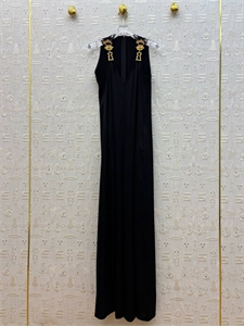 {{productViewItem.photos[photoViewList.activeNavIndex].Alt || productViewItem.photos[photoViewList.activeNavIndex].Description || 'Платье Schiaparelli'}}