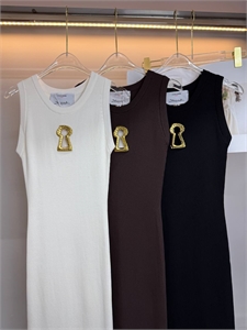 {{productViewItem.photos[photoViewList.activeNavIndex].Alt || productViewItem.photos[photoViewList.activeNavIndex].Description || 'Платье Schiaparelli'}}