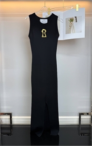 {{productViewItem.photos[photoViewList.activeNavIndex].Alt || productViewItem.photos[photoViewList.activeNavIndex].Description || 'Платье Schiaparelli'}}