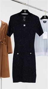 {{productViewItem.photos[photoViewList.activeNavIndex].Alt || productViewItem.photos[photoViewList.activeNavIndex].Description || 'Платье CHANEL'}}