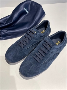 {{productViewItem.photos[photoViewList.activeNavIndex].Alt || productViewItem.photos[photoViewList.activeNavIndex].Description || 'Кроссовки PRADA'}}