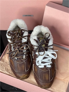 {{productViewItem.photos[photoViewList.activeNavIndex].Alt || productViewItem.photos[photoViewList.activeNavIndex].Description || 'Кроссовки MIU MIU'}}