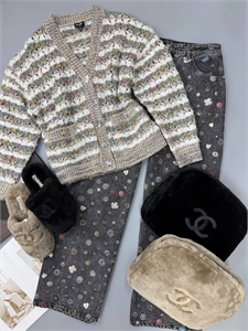 {{productViewItem.photos[photoViewList.activeNavIndex].Alt || productViewItem.photos[photoViewList.activeNavIndex].Description || 'Кардиган CHANEL'}}