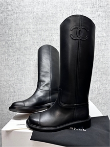 {{productViewItem.photos[photoViewList.activeNavIndex].Alt || productViewItem.photos[photoViewList.activeNavIndex].Description || 'Сапоги CHANEL'}}