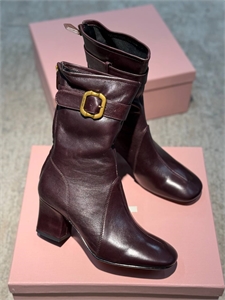 {{productViewItem.photos[photoViewList.activeNavIndex].Alt || productViewItem.photos[photoViewList.activeNavIndex].Description || 'Сапоги MIU MIU'}}