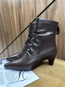 {{productViewItem.photos[photoViewList.activeNavIndex].Alt || productViewItem.photos[photoViewList.activeNavIndex].Description || 'Ботильоны'}}