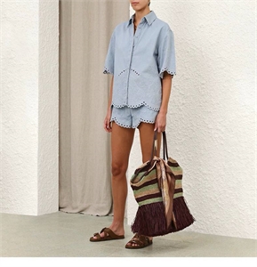 {{productViewItem.photos[photoViewList.activeNavIndex].Alt || productViewItem.photos[photoViewList.activeNavIndex].Description || 'Костюм ZIMMERMANN'}}