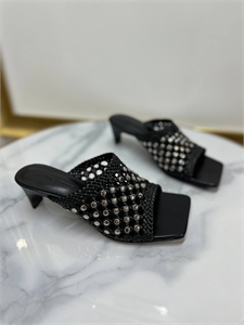 {{productViewItem.photos[photoViewList.activeNavIndex].Alt || productViewItem.photos[photoViewList.activeNavIndex].Description || 'Босоножки Khait'}}