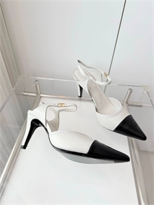 {{productViewItem.photos[photoViewList.activeNavIndex].Alt || productViewItem.photos[photoViewList.activeNavIndex].Description || 'Туфли CHANEL'}}