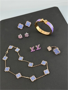 {{productViewItem.photos[photoViewList.activeNavIndex].Alt || productViewItem.photos[photoViewList.activeNavIndex].Description || 'Браслет HERMES'}}