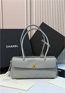 {{productViewItem.photos[photoViewList.activeNavIndex].Alt || productViewItem.photos[photoViewList.activeNavIndex].Description || 'Сумка CHANEL'}}