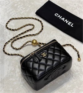 {{productViewItem.photos[photoViewList.activeNavIndex].Alt || productViewItem.photos[photoViewList.activeNavIndex].Description || 'Сумка CHANEL'}}
