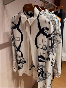 {{productViewItem.photos[photoViewList.activeNavIndex].Alt || productViewItem.photos[photoViewList.activeNavIndex].Description || 'Костюм HERMES'}}