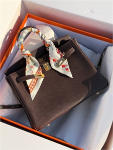 {{productViewItem.photos[photoViewList.activeNavIndex].Alt || productViewItem.photos[photoViewList.activeNavIndex].Description || 'Сумка HERMES'}}