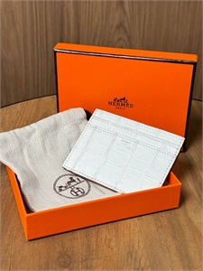 {{productViewItem.photos[photoViewList.activeNavIndex].Alt || productViewItem.photos[photoViewList.activeNavIndex].Description || 'Картхолдер HERMES'}}
