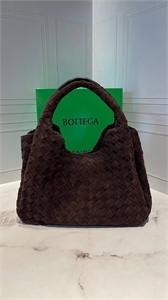 {{productViewItem.photos[photoViewList.activeNavIndex].Alt || productViewItem.photos[photoViewList.activeNavIndex].Description || 'Сумка BOTTEGA VENETA'}}