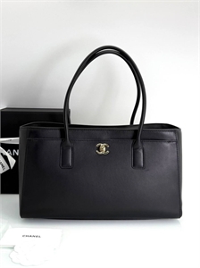 {{productViewItem.photos[photoViewList.activeNavIndex].Alt || productViewItem.photos[photoViewList.activeNavIndex].Description || 'Сумка CHANEL'}}