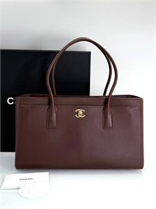 {{productViewItem.photos[photoViewList.activeNavIndex].Alt || productViewItem.photos[photoViewList.activeNavIndex].Description || 'Сумка CHANEL'}}
