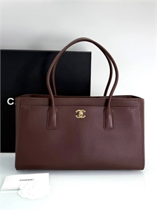 {{productViewItem.photos[photoViewList.activeNavIndex].Alt || productViewItem.photos[photoViewList.activeNavIndex].Description || 'Сумка CHANEL'}}