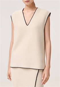 {{productViewItem.photos[photoViewList.activeNavIndex].Alt || productViewItem.photos[photoViewList.activeNavIndex].Description || 'Безрукавка CHANEL'}}