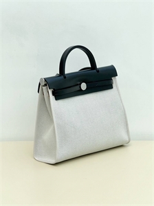 {{productViewItem.photos[photoViewList.activeNavIndex].Alt || productViewItem.photos[photoViewList.activeNavIndex].Description || 'Сумка HERMES'}}