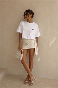 {{productViewItem.photos[photoViewList.activeNavIndex].Alt || productViewItem.photos[photoViewList.activeNavIndex].Description || 'Футболка JACQUEMUS'}}