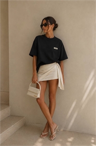 {{productViewItem.photos[photoViewList.activeNavIndex].Alt || productViewItem.photos[photoViewList.activeNavIndex].Description || 'Футболка JACQUEMUS'}}