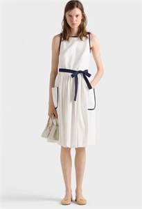 {{productViewItem.photos[photoViewList.activeNavIndex].Alt || productViewItem.photos[photoViewList.activeNavIndex].Description || 'Платье PRADA'}}