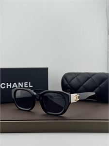{{productViewItem.photos[photoViewList.activeNavIndex].Alt || productViewItem.photos[photoViewList.activeNavIndex].Description || 'Очки CHANEL'}}