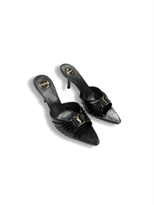 {{productViewItem.photos[photoViewList.activeNavIndex].Alt || productViewItem.photos[photoViewList.activeNavIndex].Description || 'Мюли YSL'}}