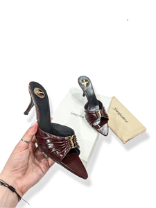 {{productViewItem.photos[photoViewList.activeNavIndex].Alt || productViewItem.photos[photoViewList.activeNavIndex].Description || 'Мюли YSL'}}