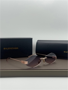 {{productViewItem.photos[photoViewList.activeNavIndex].Alt || productViewItem.photos[photoViewList.activeNavIndex].Description || 'Очки BALENCIAGA'}}