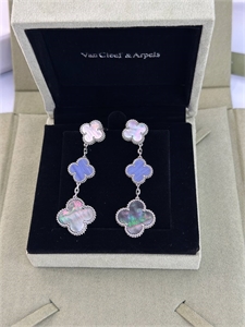 Серьги Van Cleef 3 мотива 147470 - фото 300499 Серьги Van Cleef 3 мотива 147470 - фото 300499