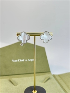 Серьги Van Cleef 3 мотива 153264 - фото 331080 Серьги Van Cleef 3 мотива 153264 - фото 331080