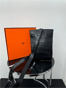 Сумка HERMES из кожи крокодила 155375 - фото 343355 Сумка HERMES из кожи крокодила 155375 - фото 343355