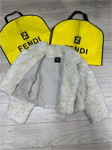 Шуба FENDI Натуральная овчина , телячья кожа 159318 - фото 367436 Шуба FENDI Натуральная овчина , телячья кожа 159318 - фото 367436