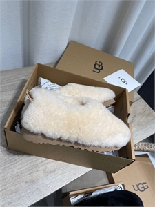 UGG 162554