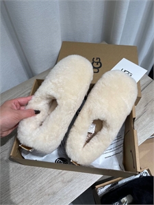 UGG 162554